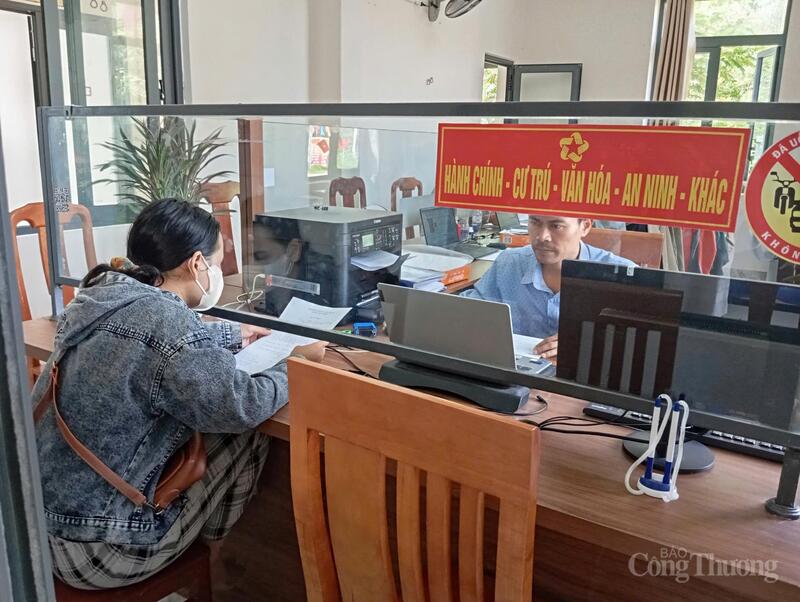 Người dân thực hiện thủ tục hành chính tại trung tâm hành chính công xã Sông Kôn (TP. Đà Nẵng).