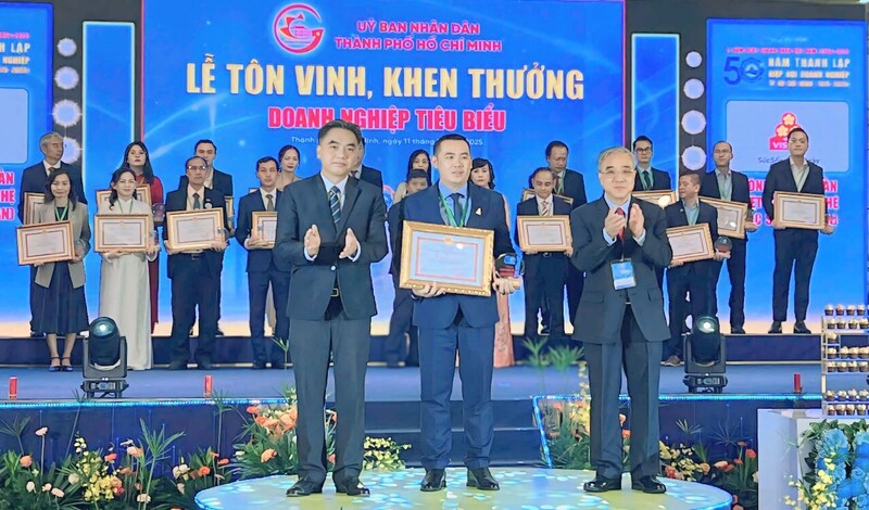 Ông Nguyễn Lộc Hà - Phó Chủ tịch UBND TP. Hồ Chí Minh trao tặng bằng khen cho doanh nghiệp, doanh nhân tiêu biêu tại buổi lễ. Ảnh: Minh Khuê.