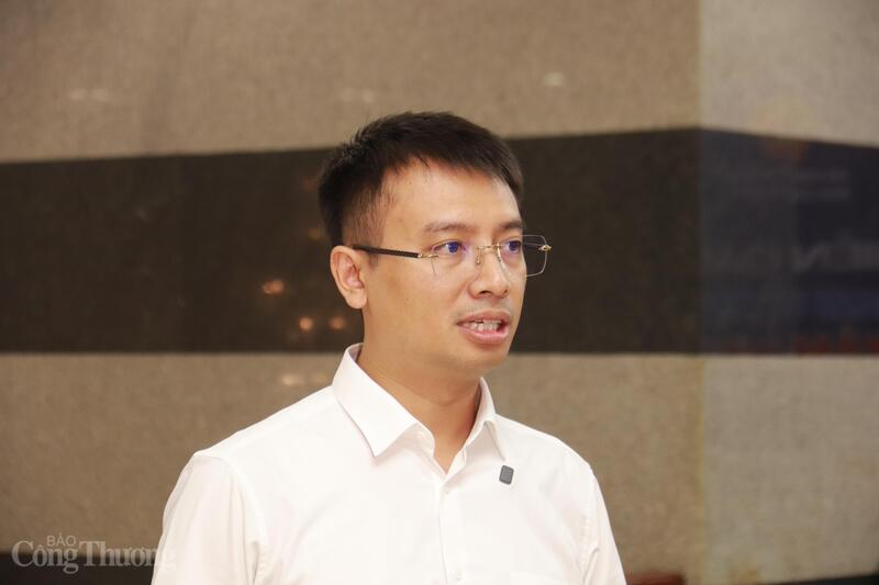 Ông Hoàng Quốc Việt - phụ trách Phòng Kinh doanh Tổng hợp, Trung tâm Mã số mã vạch quốc gia. Ảnh: Thanh Tuấn.