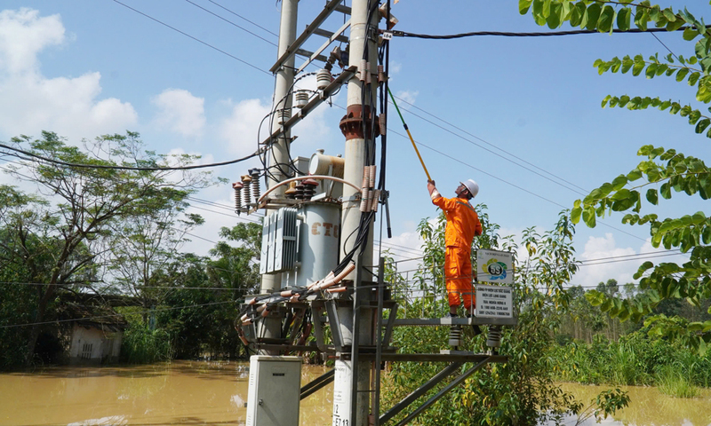 Công nhân Điện lực Bắc Ninh kiểm tra an toàn trước khi đóng điện. Ảnh: Thế Đại