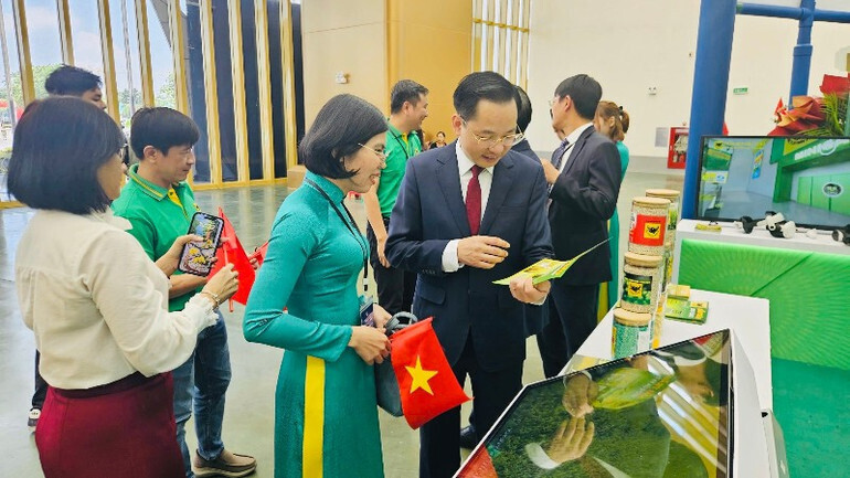 Ông Nguyễn Hữu Tú - Tổng Giám đốc Tập đoàn Hoá chất Việt Nam tham quan và đánh giá cao chiến lược xanh hoá - số hoá được Bình Điền tại Triển lãm 80 năm thành tựu đất nước. Ảnh: ND