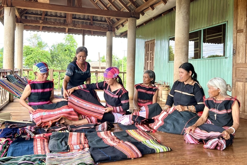 Mô hình tổ liên kết giúp đồng bào dân tộc thiểu số Gia Lai lưu giữ, phát triển nghề truyền thống (Ảnh: Ngọc Thu)