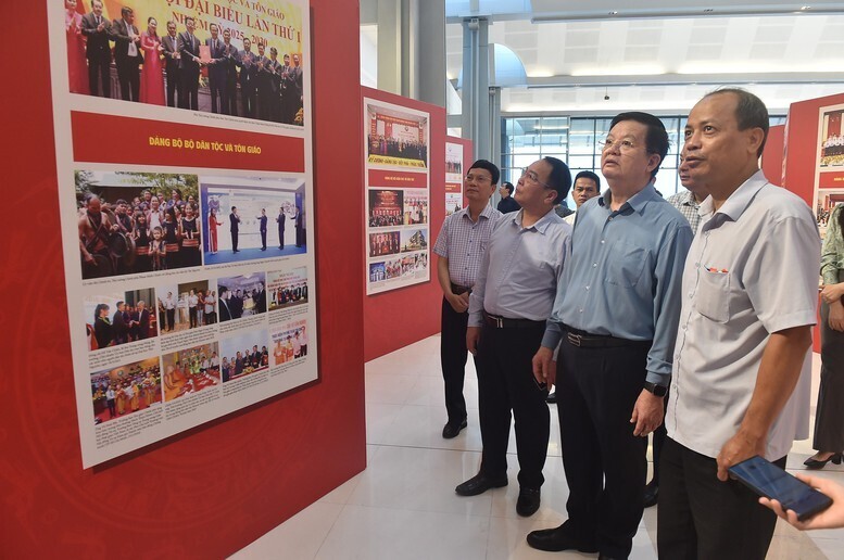 Phó Thủ tướng kiểm tra, tham quan Triển lãm ảnh - Ảnh: VGP/Giang Thanh