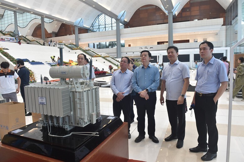 Phó Thủ tướng trao đổi với các đơn vị liên quan tại buổi kiểm tra - Ảnh: VGP/Giang Thanh
