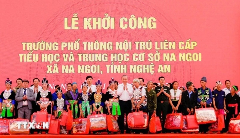 Tổng Bí thư Tô Lâm tặng quà cho các gia đình khó khăn, gia đình chính sách xã Na Ngoi. Ảnh: Trịnh Duy Hưng/TTXVN.