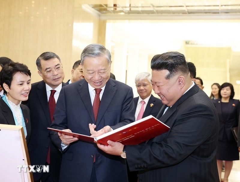 Tổng Bí thư Tô Lâm trao tặng Tổng Bí thư, Chủ tịch Quốc vụ CHDCND Triều Tiên Kim Jong Un cuốn sách ảnh "Thắm tình hữu nghị Việt Nam - Triều Tiên." Ảnh: Thống Nhất/TTXVN