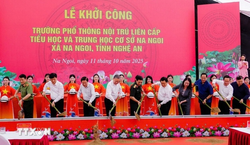 Tổng Bí thư Tô Lâm cùng các đại biểu thực hiện nghi thức khởi công xây dựng Trường Phổ thông nội trú liên cấp Na Ngoi. Ảnh: Trịnh Duy Hưng/TTXVN.