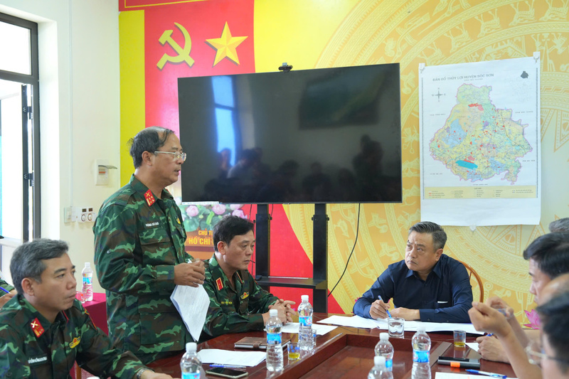 Chủ tịch UBND TP. Hà Nội nghe báo cáo tình hình mưa lũ trên địa bàn.