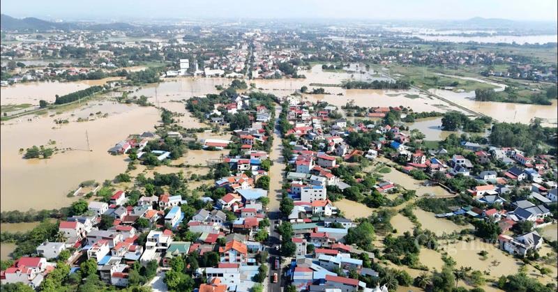 Hoàn lưu bão số 11 gây ra tình trạng sạt lở đê kè và ngập úng nghiêm trọng tại hai xã Trung Giã và Đa Phúc. Ảnh: Nguyễn Nam.