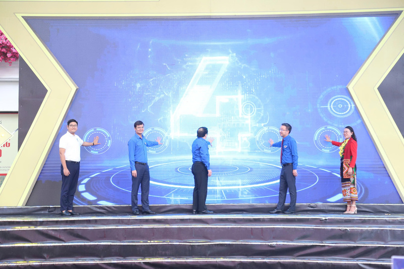Ban tổ chức thực hiện nghi thức khai mạc ngày hội.