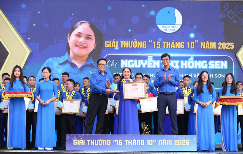 Ông Hoàng Bình Quân - nguyên Bí thư thứ nhất Trung ương Đoàn và anh Bùi Quang Huy, Phó chủ tịch Ủy ban Trung ương Mặt trận Tổ quốc Việt Nam, Bí thư thứ nhất Trung ương Đoàn trao giải thưởng 15 tháng 10.