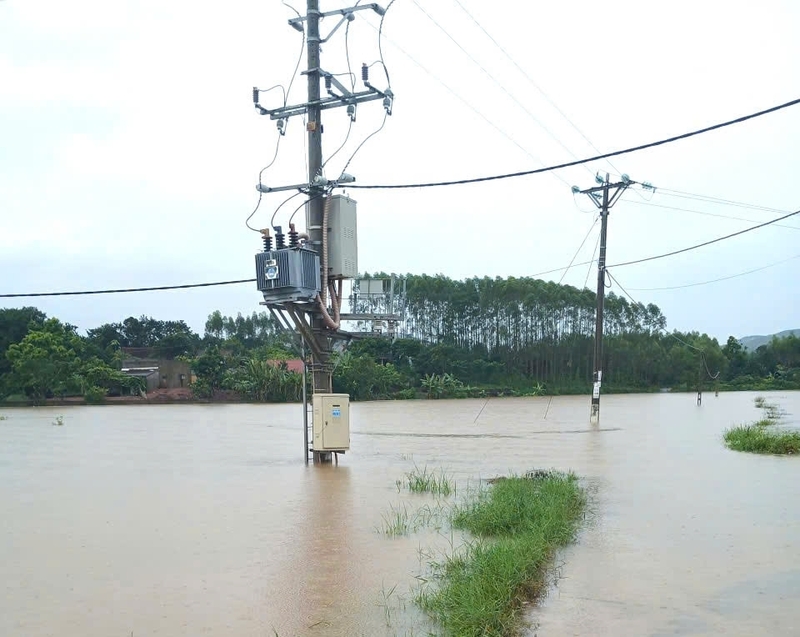 Nhiều khu vực ở Bắc Ninh còn mất điện do tình trạng ngập úng sâu do bão số 11 gây ra.