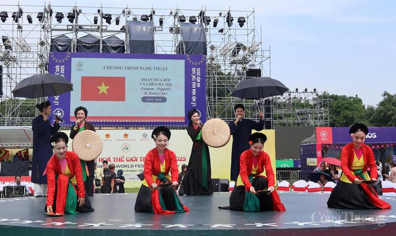 Tiết mục "Mời nước mời trầu - Khách đến chơi nhà".