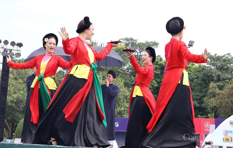 Giai điệu chèo ngân vang tạo nên điểm nhấn đặc biệt giữa không gian giao lưu văn hóa quốc tế.