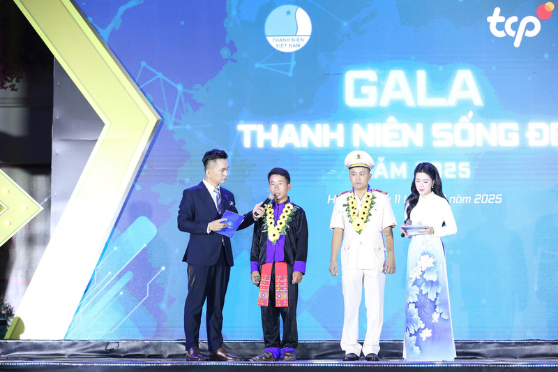 Trưởng bản Mùa A Thi chia sẻ tại Gala "Thanh niên sống đẹp"
