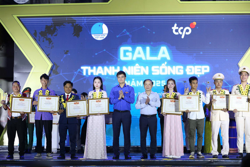 Ông Phạm Tất Thắng, Phó Trưởng ban Tuyên giáo và Dân vận Trung ương và anh Bùi Quang Huy, Bí thư thứ nhất Trung ương Đoàn trao Bằng khen cho 20 gương "Thanh niên sống đẹp" năm 2025.
