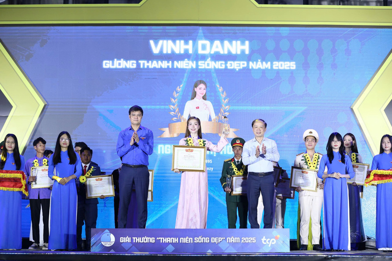 Ca sĩ Hòa Minzy được tuyên dương "Thanh niên sống đẹp"