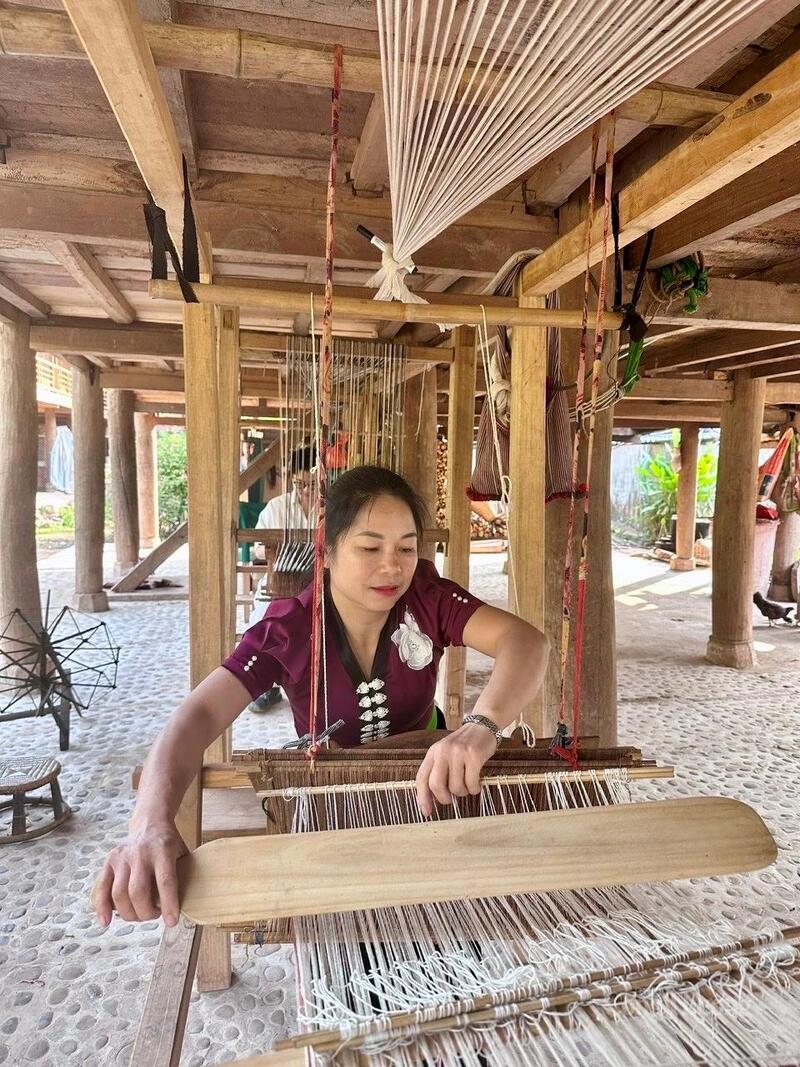 Chị Lèng Thị Chiên - người phụ nữ tâm huyết còn giữ gìn nghề dệt truyền thống trong bản.