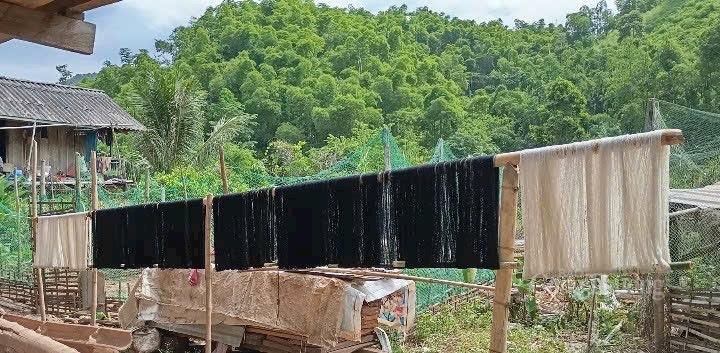 Nguyên liệu chính để tạo ra một sản phẩm thổ cẩm vẫn là sợi bông, sợi tơ được nhuộm từ các loại lá, vỏ cây, củ tự nhiên.