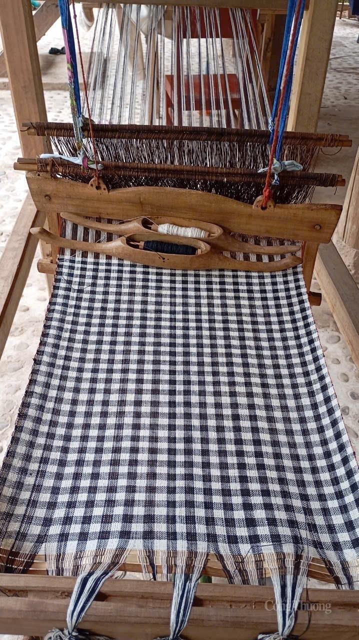 Chính quyền địa phương đã và đang nỗ lực xây dựng thương hiệu “Thổ cẩm Nà Sự” – vừa là sản phẩm du lịch, vừa là hàng hóa đặc trưng của địa phương.