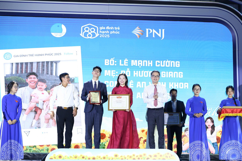 Gia đình MC truyền hình Lê Mạnh Cường - Đỗ Hương Giang.