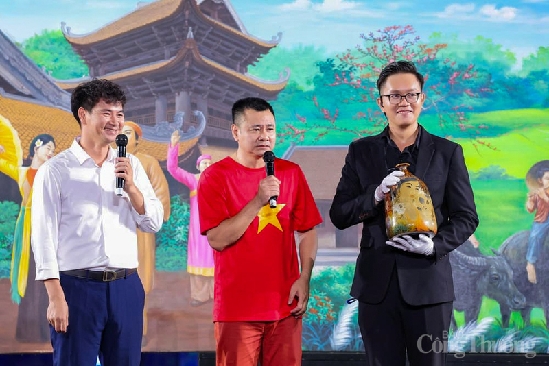 NSND Xuân Bắc và NSND Tự Long sôi nổi với màn đấu giá tại lễ hội.