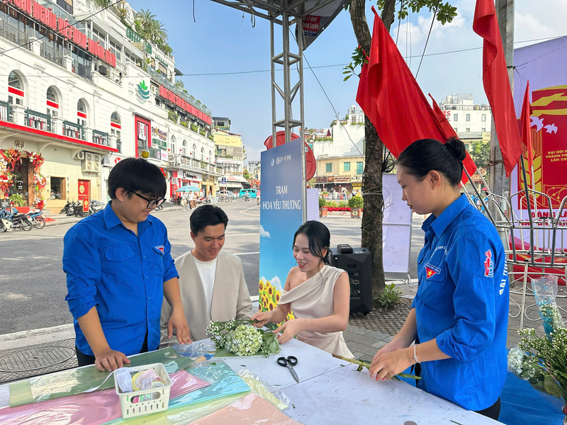 Các gia đình trẻ giao lưu tại ngày hội