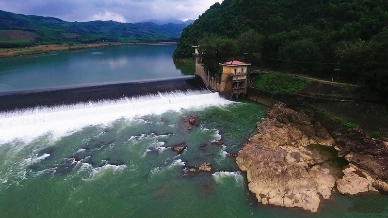 Đập Thạch Nham là một trong những công trình cần được bổ sung nguồn lực để kiên cố hóa kênh chính. Ảnh: ĐVCC