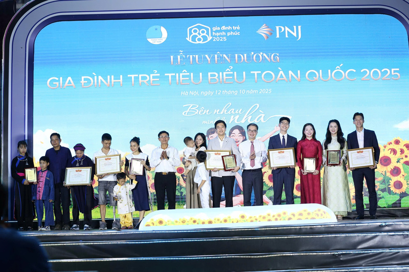 Gia đình bác sĩ Đỗ Doãn Bách (giữa).