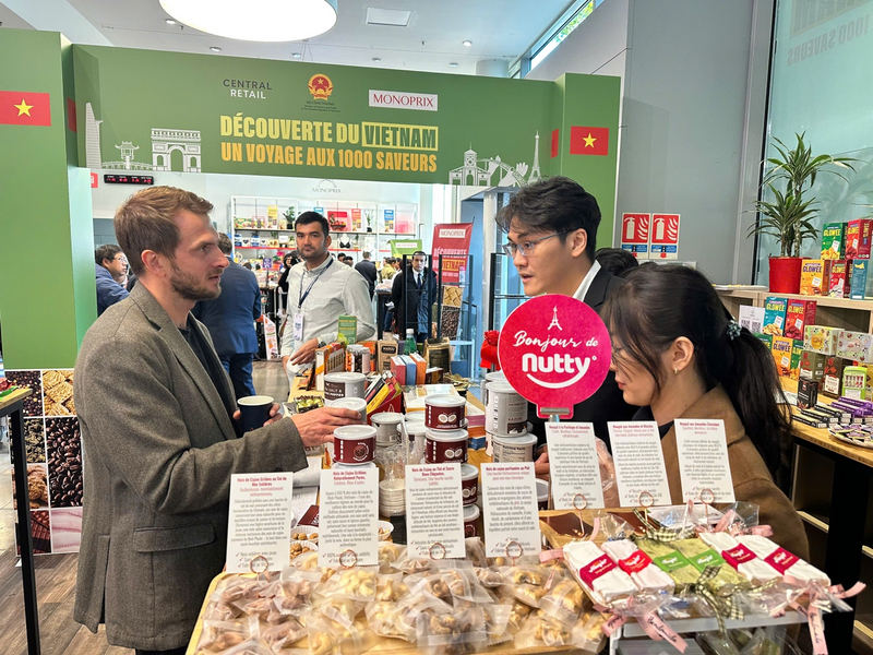 29 doanh nghiệp Việt Tuần hàng Việt Nam tham dự tại hệ thống Monoprix, Pháp. Ảnh: Vietrade