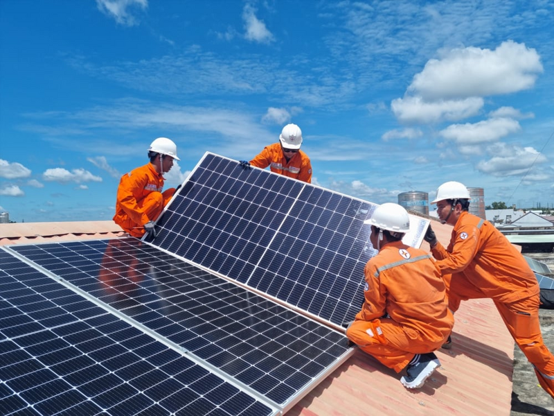 Người dân lắp đặt điện mặt trời mái nhà tự sản, tự tiêu chỉ cần thông báo, không cần làm nhiều thủ tục đăng ký phức tạp. Ảnh minh hoạ