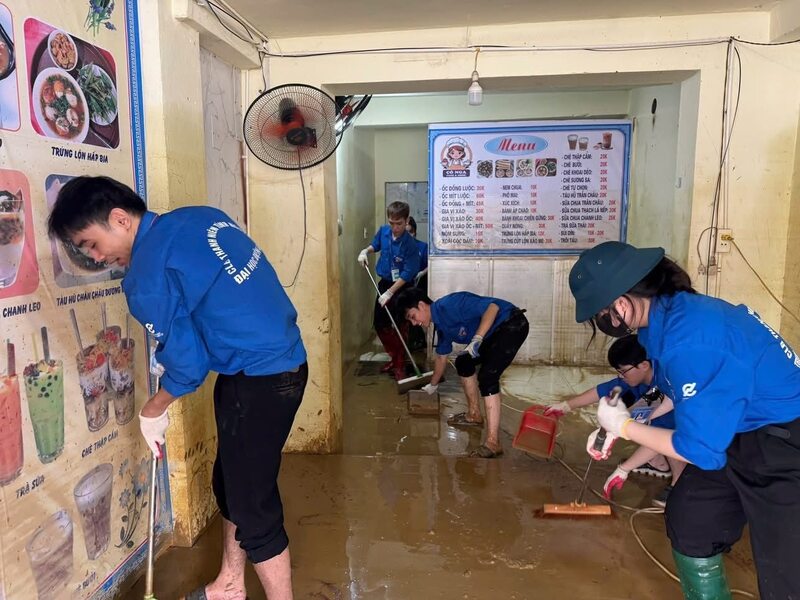 Các em sinh viên tham gia dọn dẹp, vệ sinh hỗ trợ người dân ổn định cuộc sống sau lũ. ẢNh: EPU.