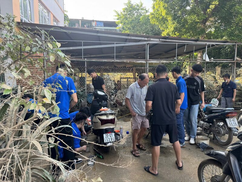 Những chiếc xe máy bị hỏng do ngập nước đã được các bạn sinh viên sửa giúp người dân. Ảnh: EPU.