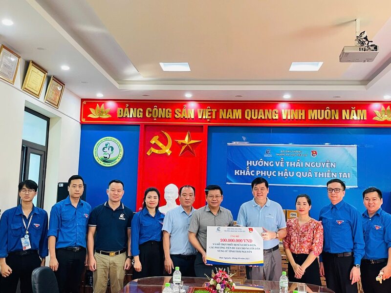 PGS.TS Đinh Văn Châu thăm hỏi và trao tặng 100 triệu đồng thông qua Ủy ban MTTQ Việt Nam tỉnh Thái Nguyên. Ảnh: EPU.