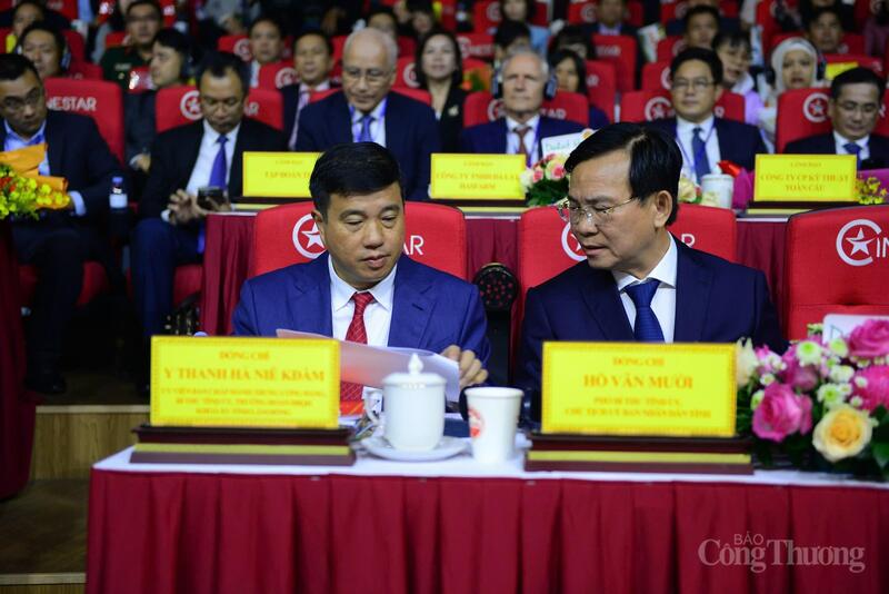Lãnh đạo tỉnh Lâm Đồng tại hội nghị.