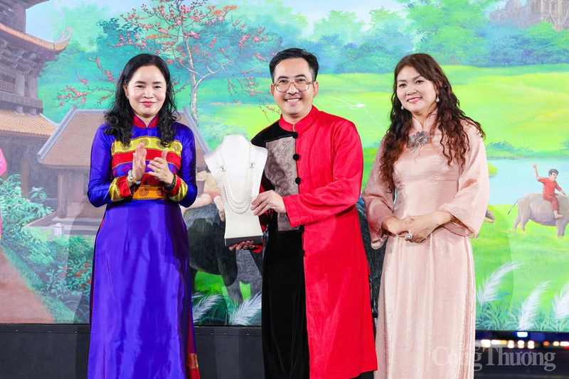Đạo diễn Hoàng Công Cường (giữa) mong muốn, thông qua lễ hội lần này, khán giả quốc tế hiểu hơn về hành trình văn hóa, lịch sử của Việt Nam và sẽ là địa chỉ du lịch để du khách khám phá.