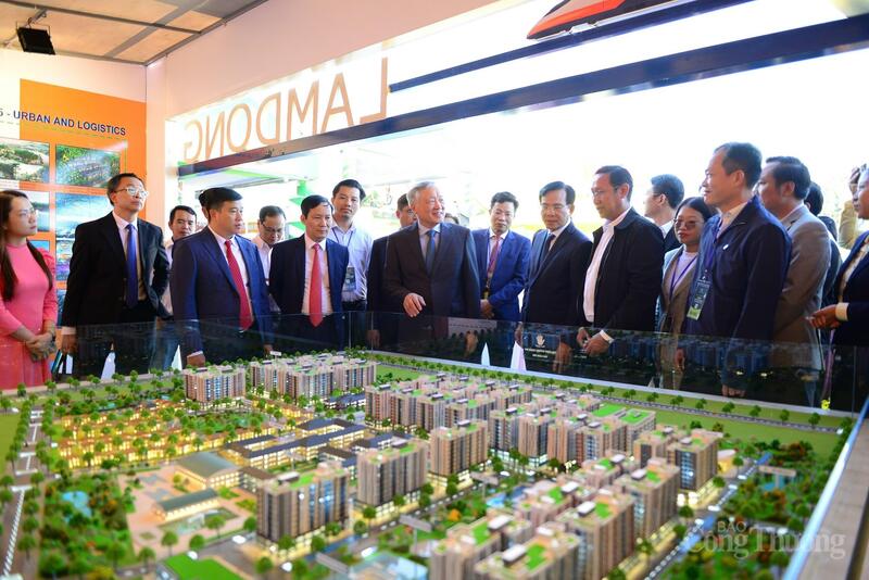 Phó Thủ tướng Thường trực Chính phủ Nguyễn Hoà Bình nghe lãnh đạo tỉnh Lâm Đồng giới thiệu về tiềm năng thu hút đầu tư của tỉnh.