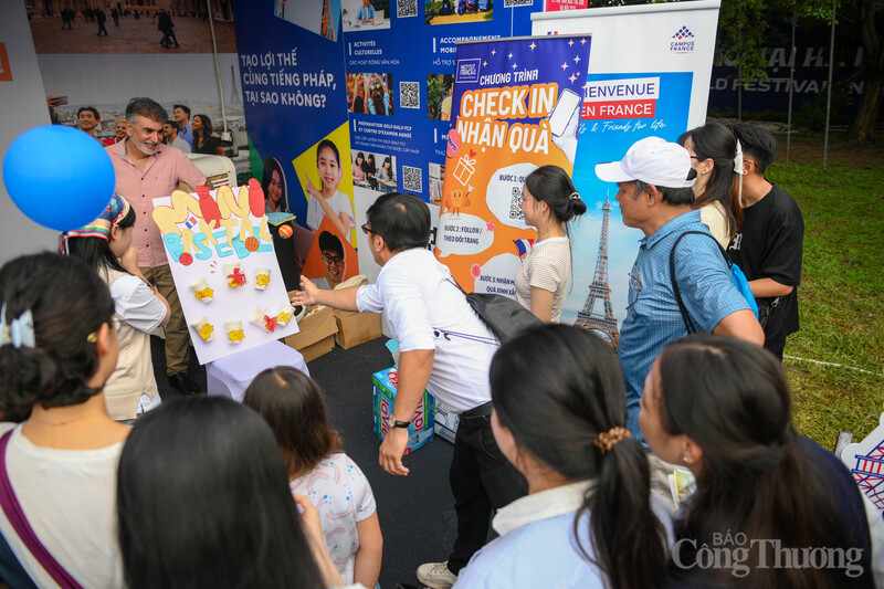 Người dân Thủ đô tham gia các hoạt động vui chơi tại gian hàng của nước Pháp.