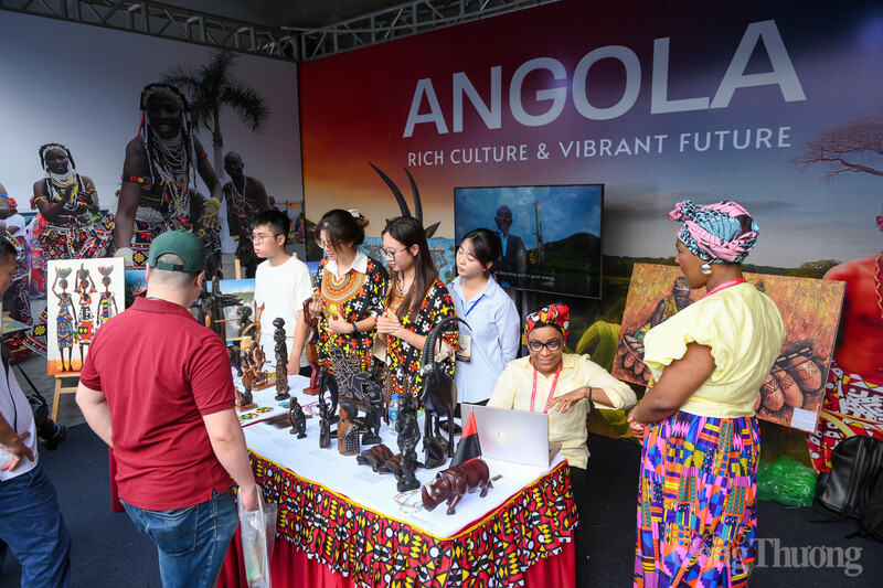 Người dân thăm quan châu Phi qua gian trưng bày của đất nước Angola.