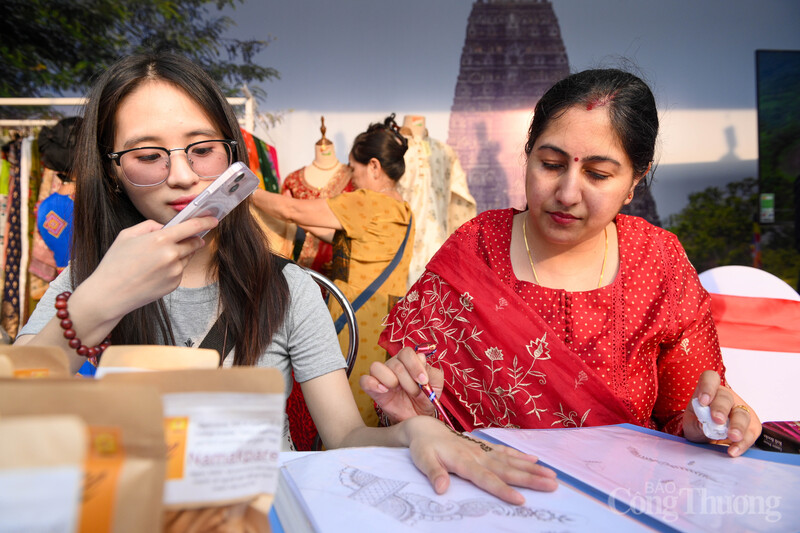 Nghệ thuật vẽ Henna hút giới trẻ Thủ đô tại lễ hội văn hóa.