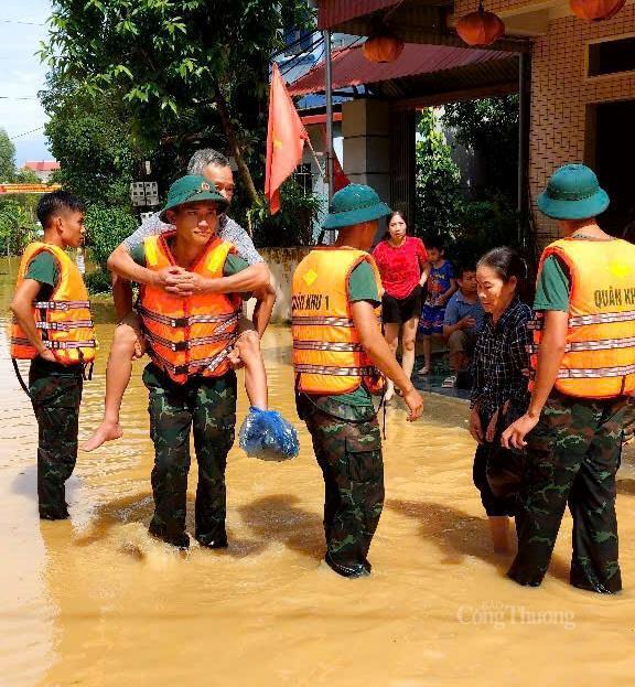 Sư đoàn 3 (Quân khu 1) nỗ lực giúp người dân sơ tán về nơi an toàn.