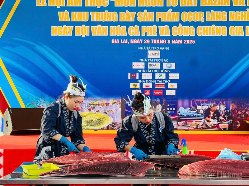 Hoạt động mổ cá ngừ đại dương tại Lễ hội tinh hoa Đại ngàn - Biển xanh hội tụ Gia Lai năm 2025 thu hút nhiều du khách.