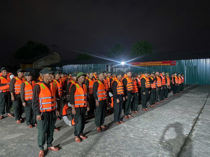 Bộ Tư lệnh Cảnh sát cơ động đã huy động gần 600 cán bộ, chiến sĩ cùng phương tiện, trang bị thiết bị ra quân cứu hộ cứu nạn, giúp đỡ nhân dân. Ảnh: Nguyễn Dịu