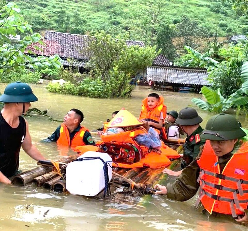 Lực lượng Công an tham gia hỗ trợ nhân dân tại vùng bị ngập lụt. Ảnh: Nguyễn Dịu