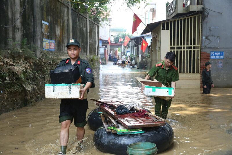 Vận chuyển tài sản cho người dân vùng lũ.