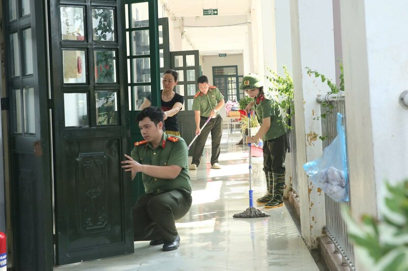 Lượng lượng Công an Thủ đô lau chùi lớp học tại Trường Tiểu học Trung Giã A.