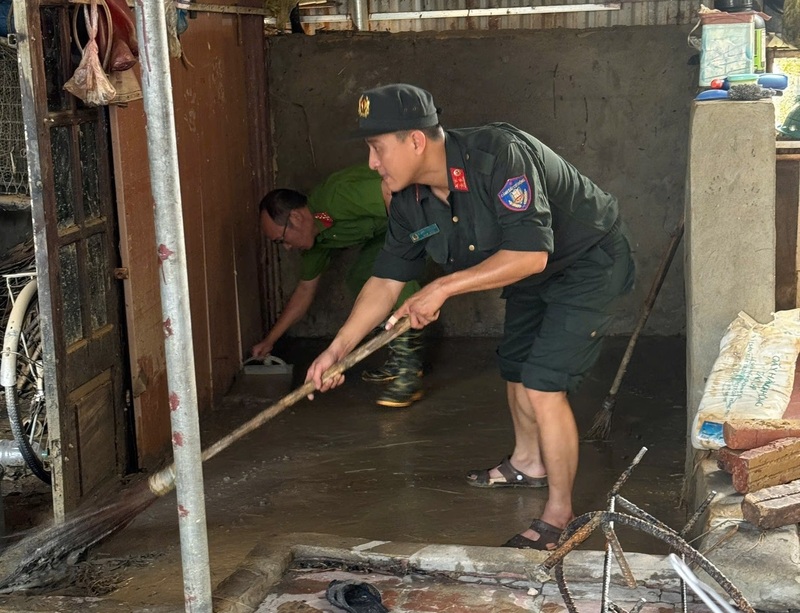 Quét dọn rác, bùn đất trong nhà dân.