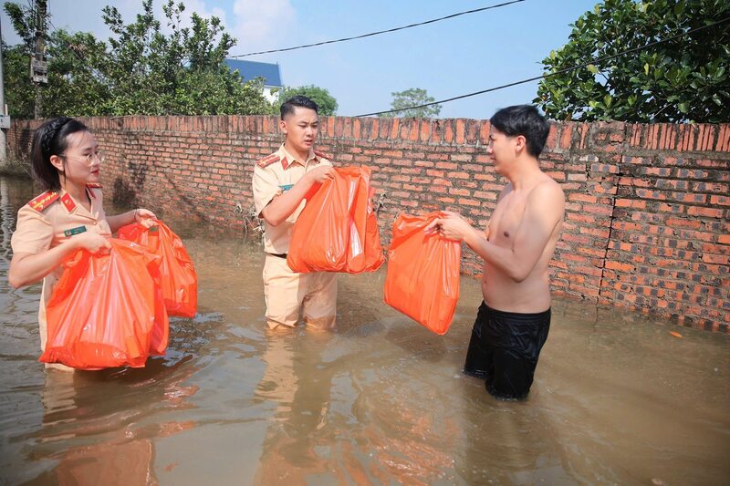 Ngoài ra, lực lượng Cảnh sát giao thông cũng mang nhiều phần quà hỗ trợ, trao cho người dân bị ảnh hưởng bởi mưa lũ.