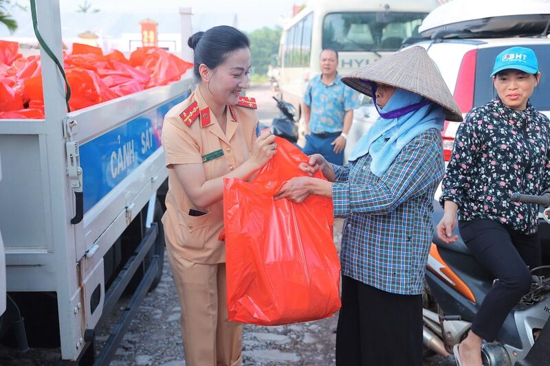 Cùng với Quân đội, lực lượng Công an luôn thể hiện trò nòng cốt, xung kích, tuyến đầu trong công tác ứng phó, khắc phục hậu quả thiên tai, tìm kiếm cứu nạn góp phần lan tỏa hình ảnh đẹp của người chiến sĩ Công an nhân dân.