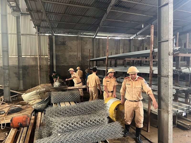 Lực lượng Cảnh sát giao thông hỗ trợ người dân sắp xếp lại đồ đạc.